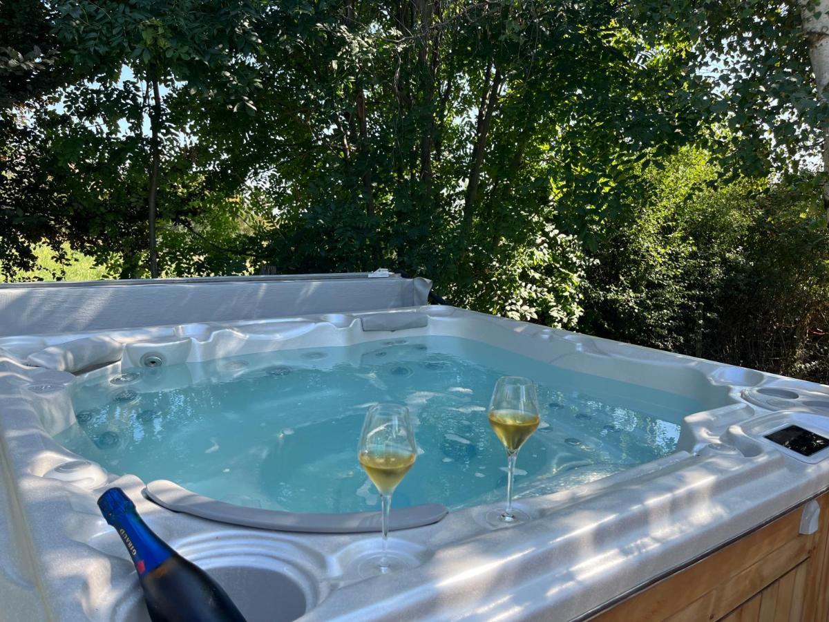 Gite De Charme 5 Etoiles Pour Couple Avec Sauna Et Jacuzzi Exterieurs Privatifs Peaugres Dış mekan fotoğraf